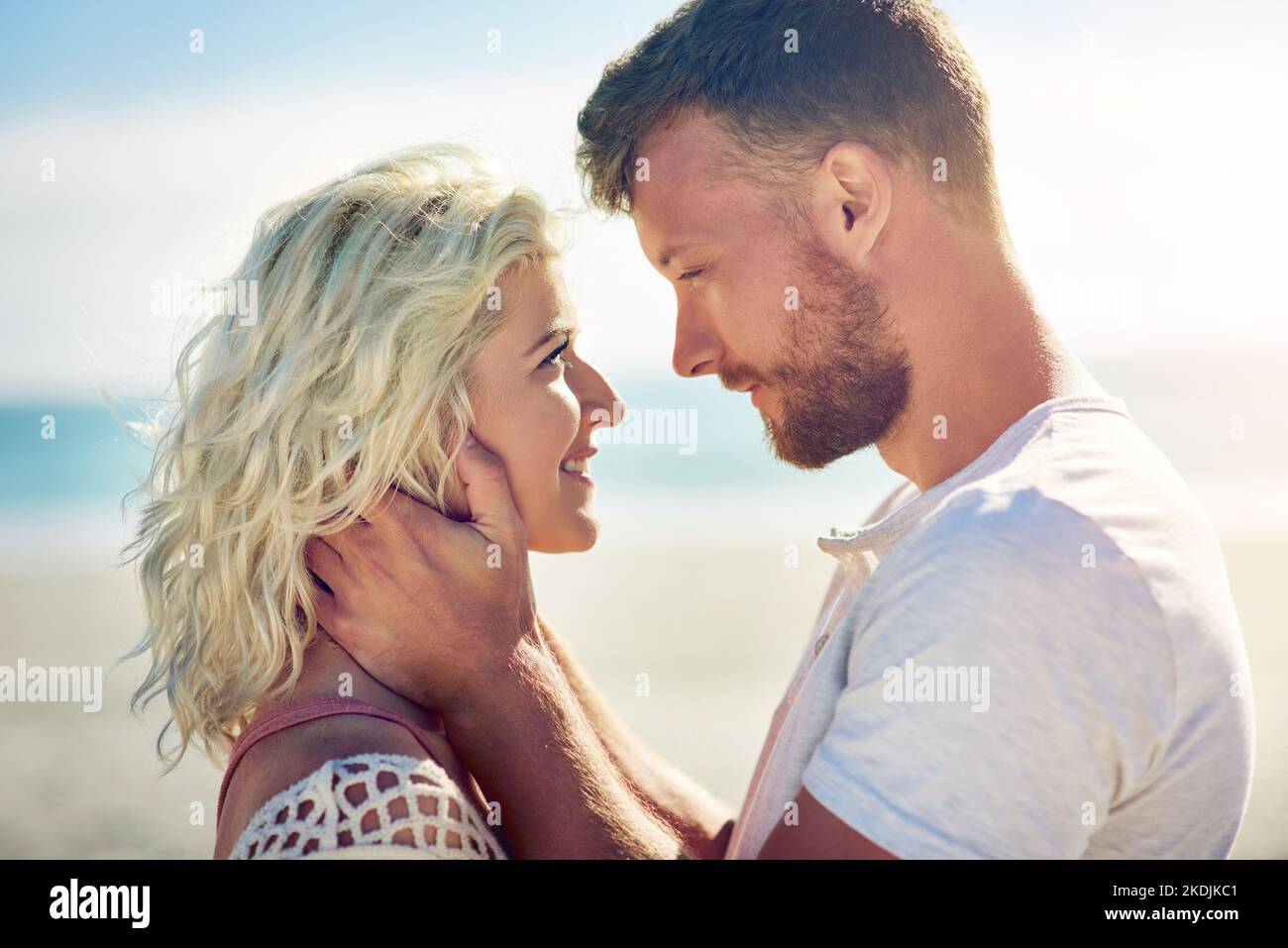 Es war Liebe auf den ersten Blick. n liebevolles Paar, das den Tag am Strand verbrachte. Stockfoto