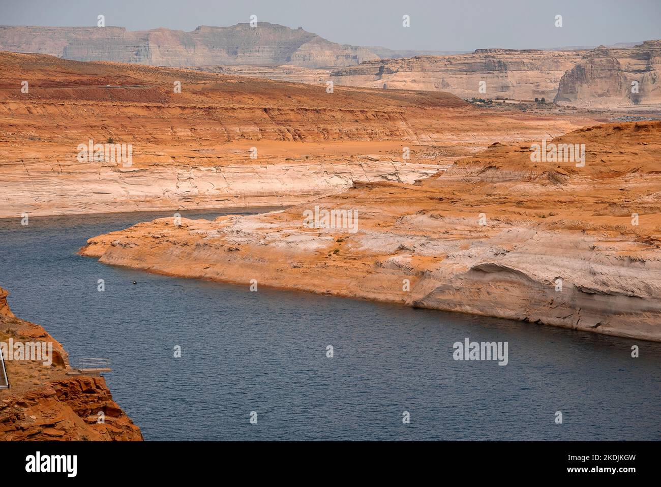 Colorado River Inmitten Der Berge Am Glen Canyon Dam Stockfoto