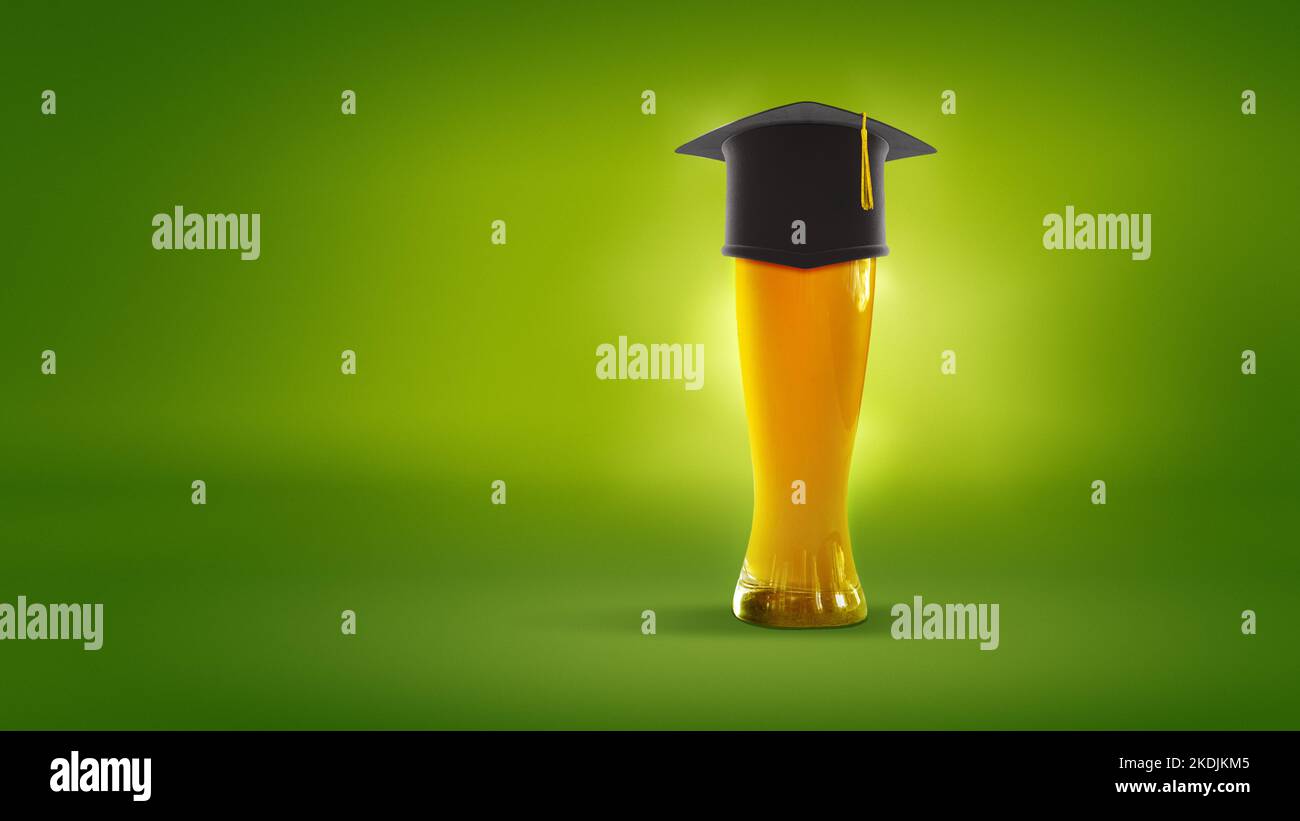Studentenleben. Bierglas mit Mortarboard auf grünem Hintergrund. Mix Foto und 3D Illustration. Konzept von Alkohol, Getränken, Feiertagen und Festivals. Stockfoto