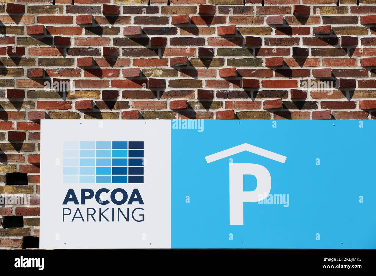 Vejle, Dänemark - 3. Juli 2022: APCOA Parking-Logo an einer Wand. Die APCOA Parking AG ist Europas am längsten etabliertes Full-Service-Parkplatzmanagement-Unternehmen Stockfoto