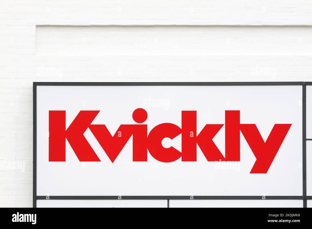 Hjorring, Dänemark - 28. Juni 2015: Kvickly-Logo an der Wand. Kvickly ist eine Supermarktkette in Dänemark, die sich im Besitz von Coop Danmark befindet Stockfoto