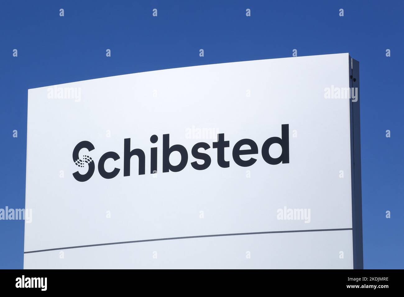 Hojbjerg, Dänemark - 17. April 2022: Schibsted-Logo auf einem Schild. Die Schibsted Media Group ist ein internationaler Medienkonzern Stockfoto