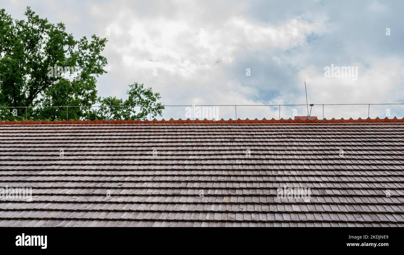 Schindchendach mit Blitzschutzsystem auf dem Grat. Traditionelles polnisches Haus Stockfoto