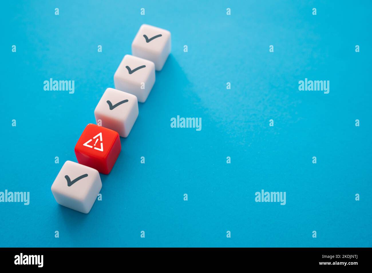 Erkennung von Fehlern im Prüftest. Identifizierung und erfolgreiche Lösung des Problems. Pannenreparatur. Künstliche bürokratische Korruption obs Stockfoto