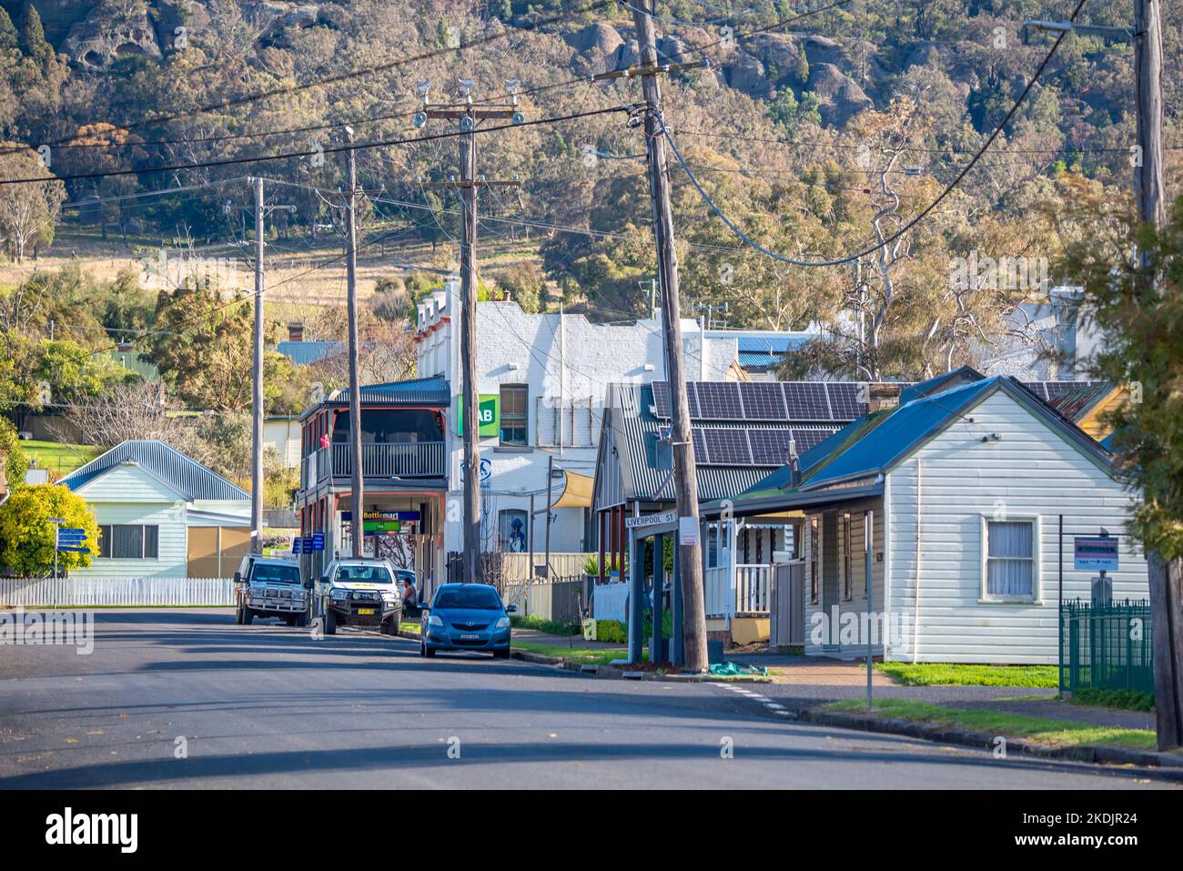 Blick auf die Adelaide Street vom New England Highway in Murrurundi, New South Wales, Australien, zum Railway Hotel am späten Nachmittag Stockfoto