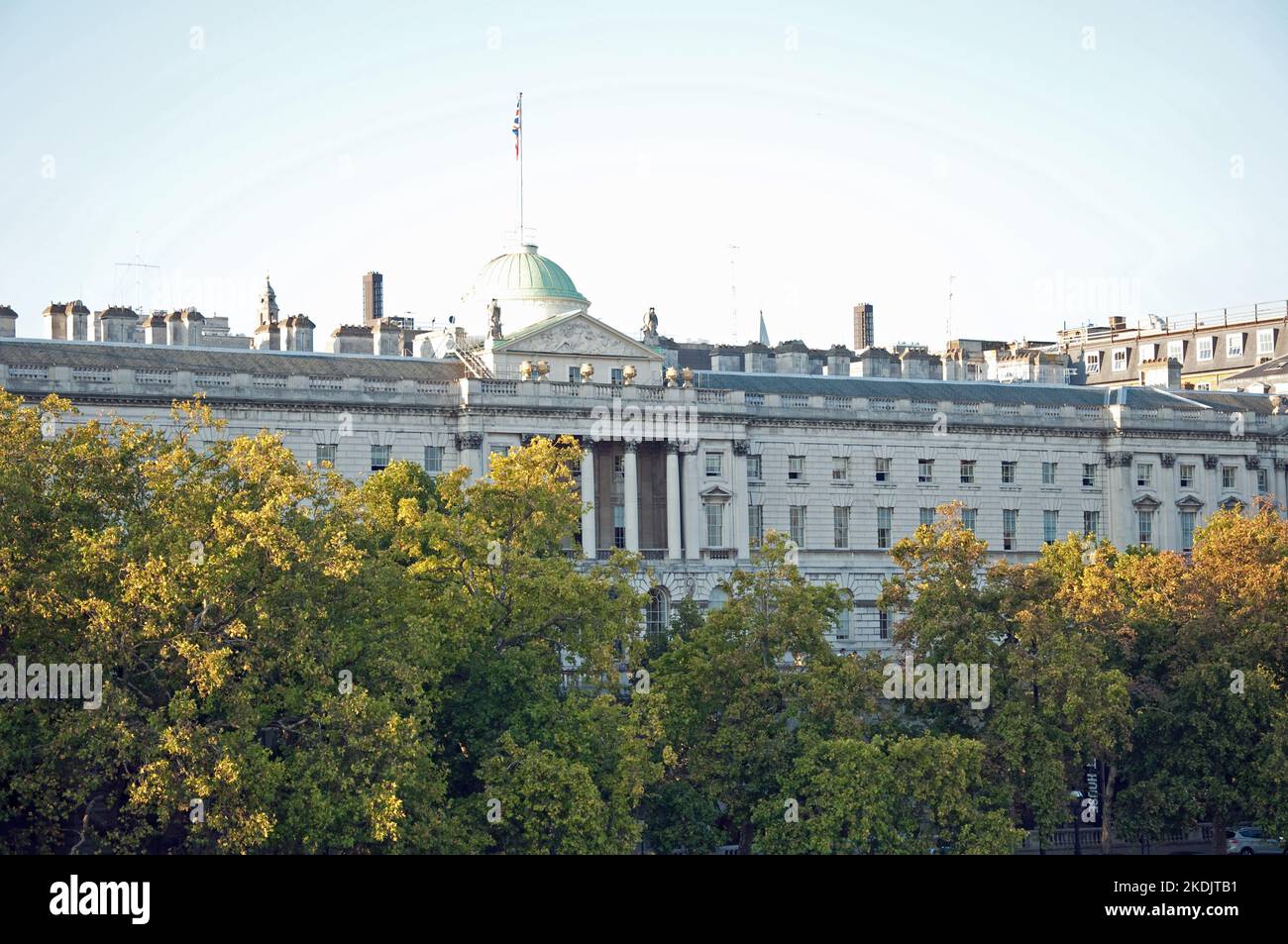 Flussansicht des Somerset House, London, wo alle Aufzeichnungen über Geburten, Todesfälle und Ehen vor dem digitalen Zeitalter aufbewahrt wurden. Stockfoto