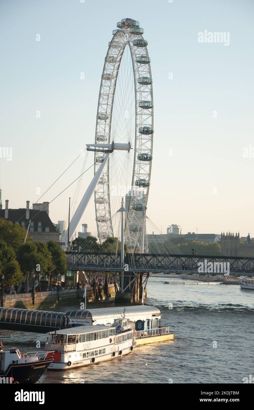 Das London Eye von der Waterloo Bridge, London, Boote auf der Themse, Hungerford Bridge. Stockfoto