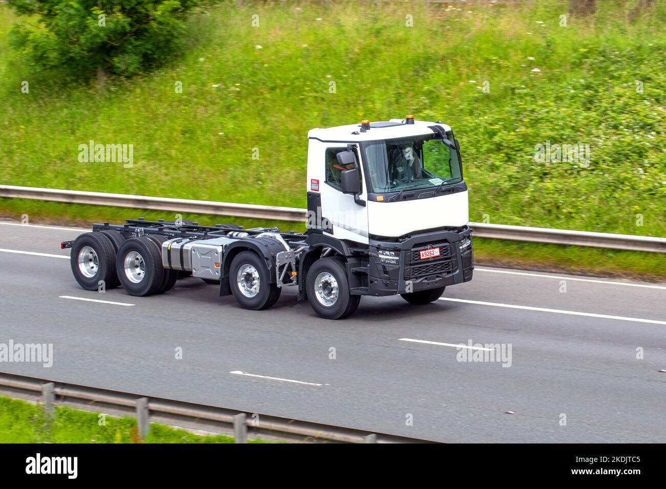 Neue weiße Renault Trucks mit Handelsschildern; C-Range-Kabine nur unfertig, ab Werk auf der M6 Motorway UK unterwegs Stockfoto