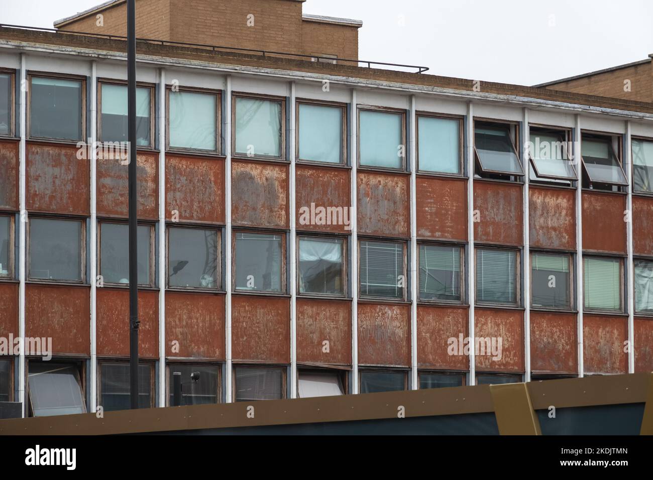 Fassade eines heruntergekommenen Gebäudes um Hoxton in London, England Stockfoto