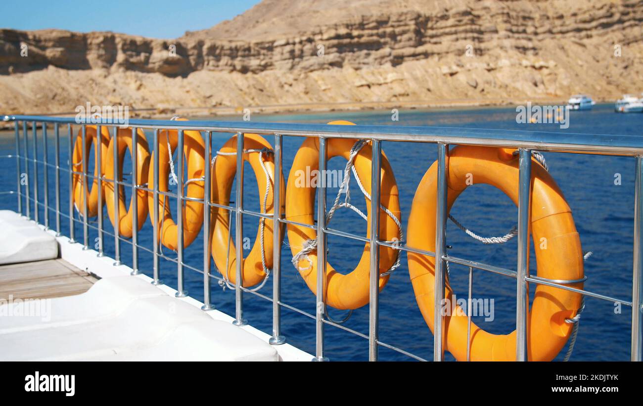 Sommer, Meer, orange Rettungsboje, hängt an Bord einer Fähre, Schiff. Spezielle Rettungsausrüstung des Schiffes. Rettet das Leben einer Person, die ertrinkt. Hochwertige Fotos Stockfoto