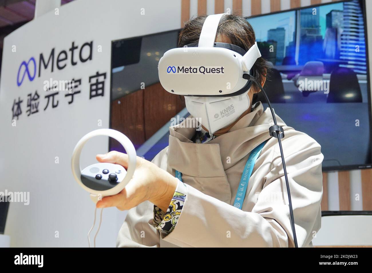 SHANGHAI, CHINA - 7. NOVEMBER 2022 - Besucher erleben die Metaverse mit einem VR-Gerät am Meta-Stand auf der China International Import Exp 5. Stockfoto