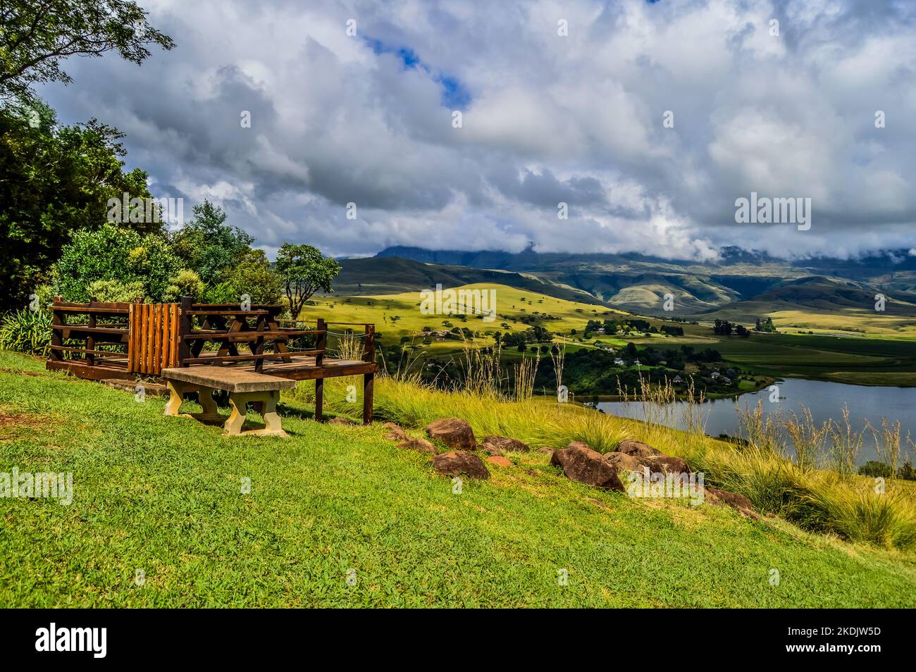 Drakensberger Berghang und Glockenturm Staudamm um Cathkin Peak Stockfoto