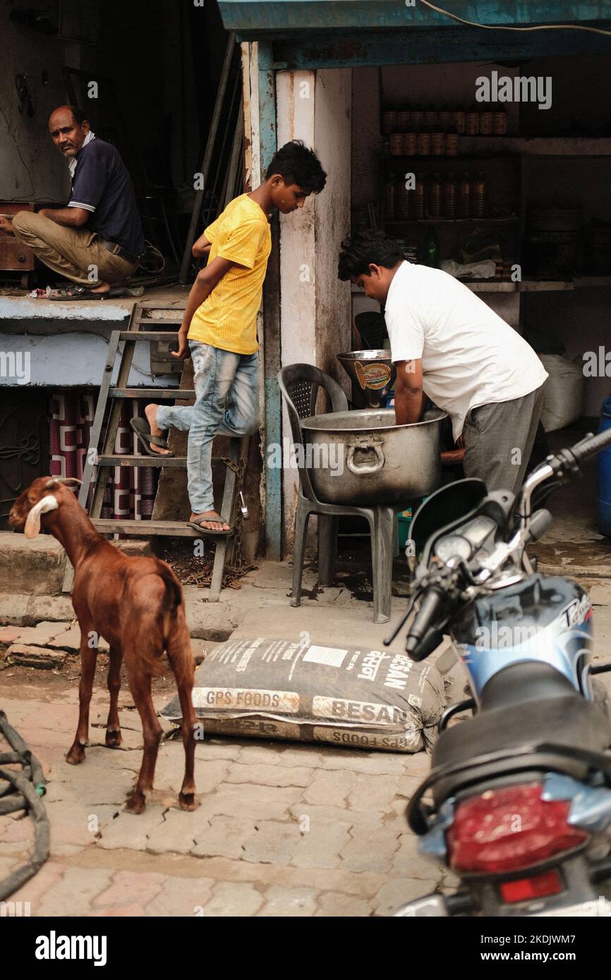 Vater und Sohn machen Butter Stockfoto