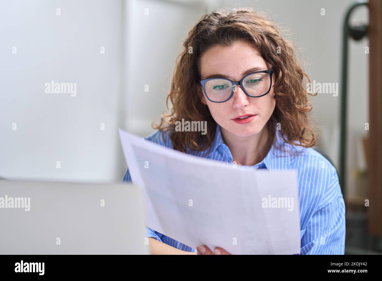 Junge Geschäftsfrau Buchhalterin mit Dokumenten, die im Büro arbeiten. Stockfoto