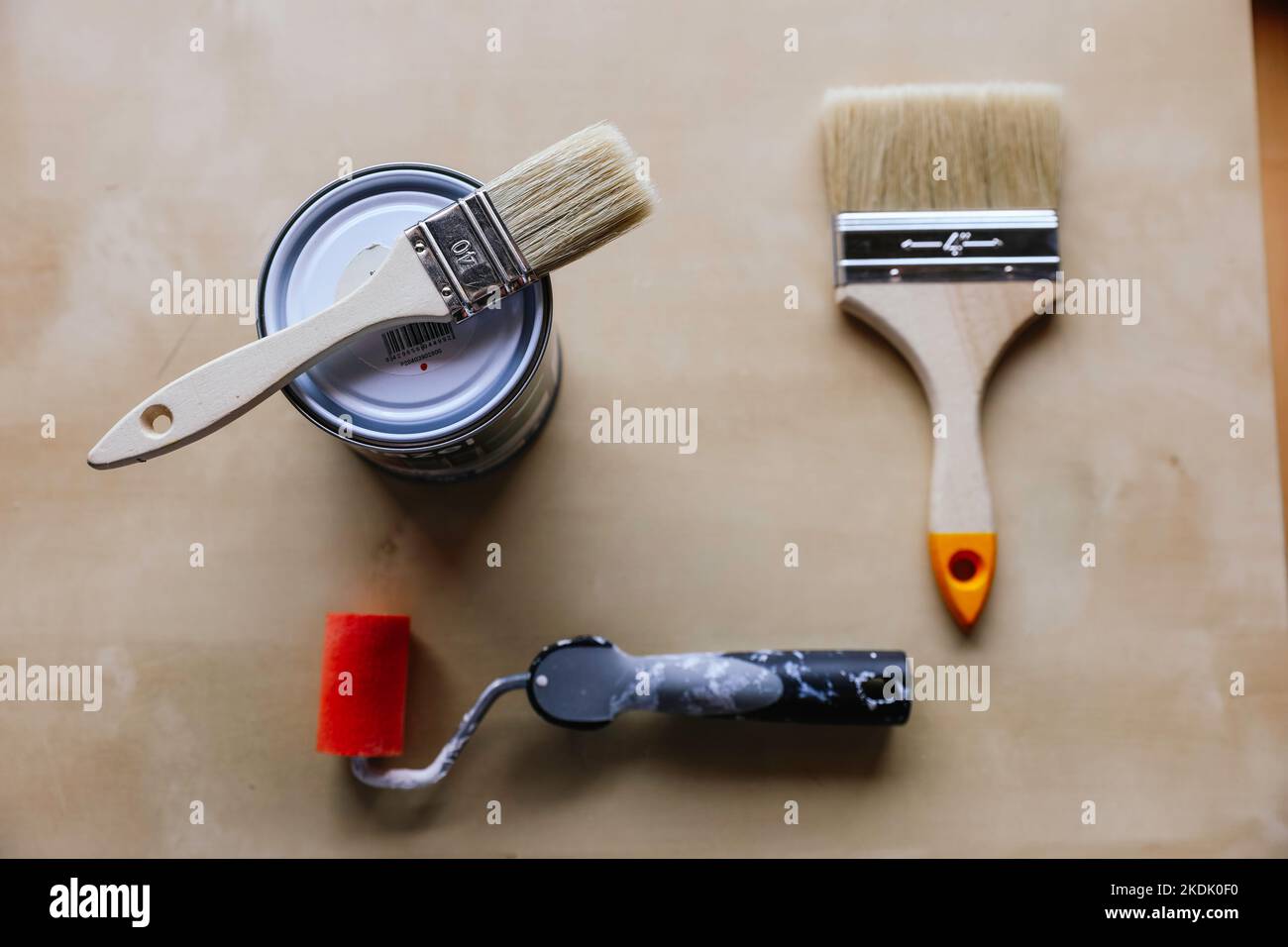 Mit Farbköpfen, zwei Bürsten und Walze bemalen. Stockfoto