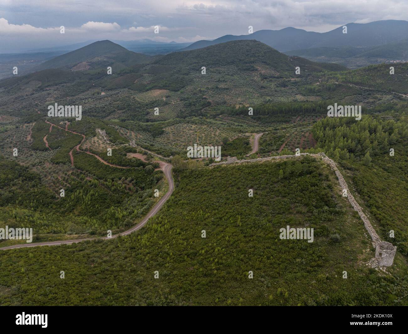 Luftaufnahme der Mauern und Türme und des arkadischen Tors der antiken griechischen Zivilisation Messene oder Messina auf der Halbinsel Peloponnesus Stockfoto