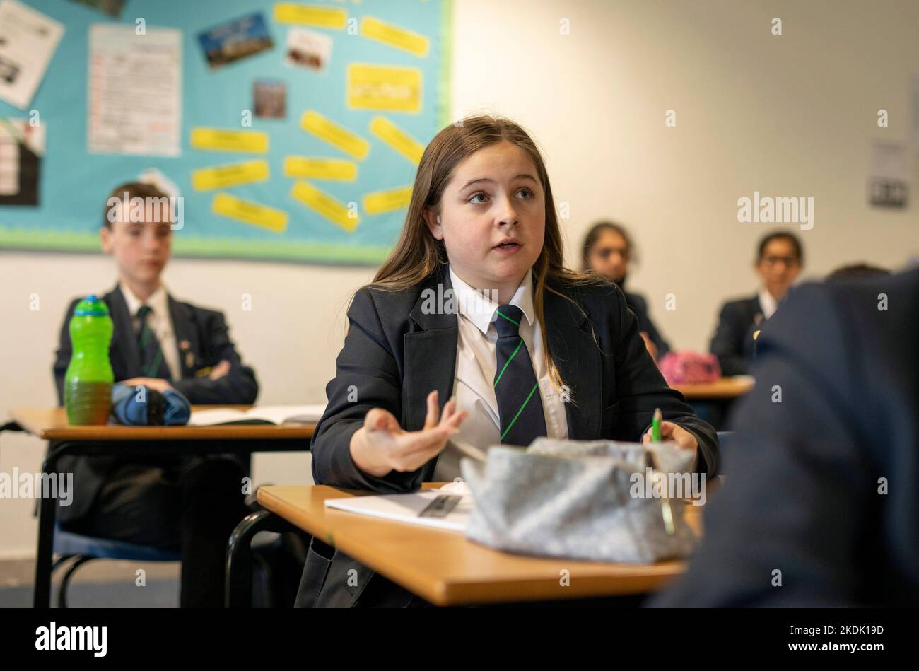 Ein Schüler an einer weiterführenden Schule in Großbritannien macht während einer Diskussion einen Punkt Stockfoto