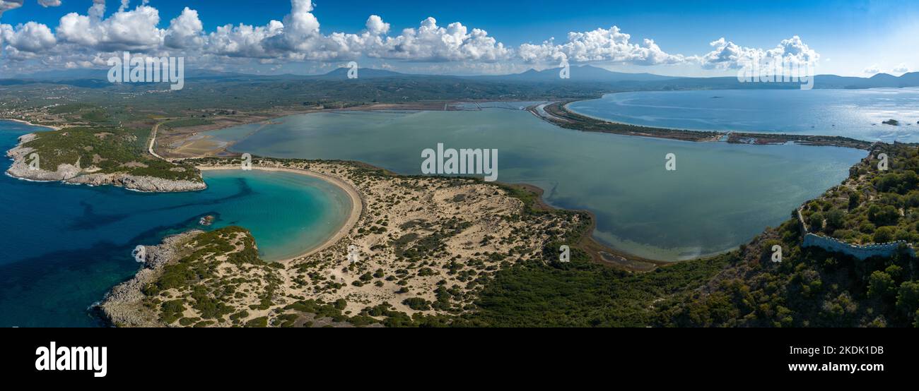 Luftblick auf den Strand Voidokilia Navarino, sichelförmige türkisfarbene Lagune mit Ruine der venezianischen Festung darüber Stockfoto