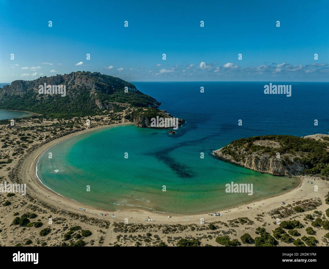 Luftblick auf den Strand Voidokilia Navarino, sichelförmige türkisfarbene Lagune mit Ruine der venezianischen Festung darüber Stockfoto
