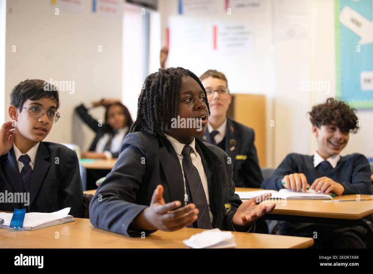 Ein Schüler an einer weiterführenden Schule in Großbritannien macht während einer Diskussion einen Punkt Stockfoto