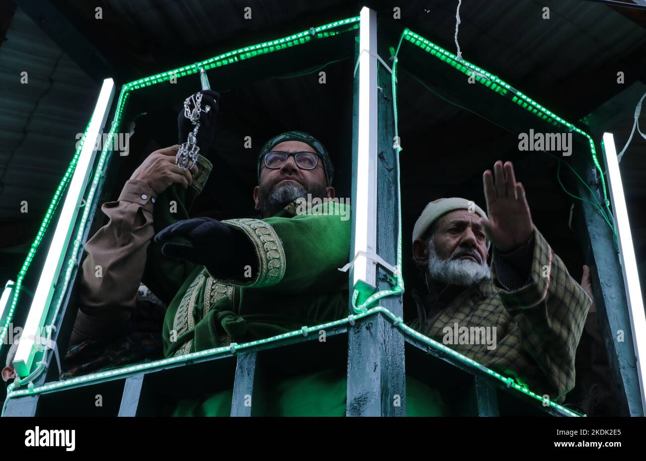 7. November 2022, Srinagar, Jammu und Kashmir, Indien: Hauptpriester sah, wie er während seiner jährlichen URS in einem Schrein in Srinagar ein Relikt des Sufi-Heiligen Syed Abdul Qadir Jeelani zeigte. Der jährliche Urs (Geburtsjubiläum) des Sufi-heiligen Shaikh Syed Abdul Qadir Jeelani aus dem 11.. Jahrhundert, im Volksmund auch Peer Dastageer Sahib genannt, wurde in Kaschmir mit religiösem Eifer beobachtet. (Bild: © Adil Abbas/ZUMA Press Wire) Stockfoto