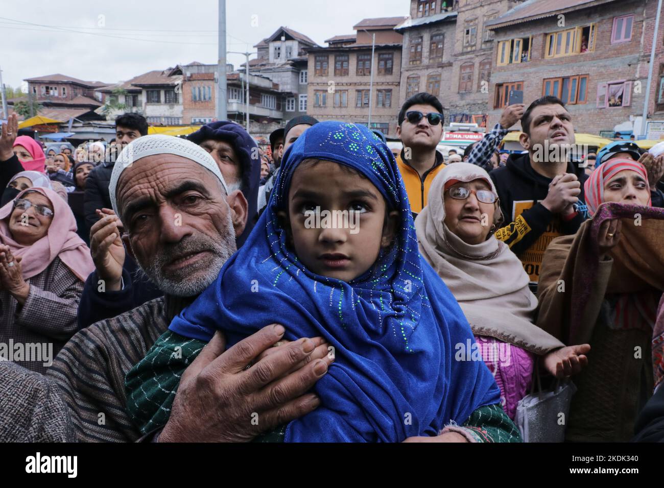 7. November 2022, Srinagar, Jammu und Kashmir, Indien: Die Muslime Kaschmirs werden als betend angesehen, während der Hauptpriester ein Relikt zeigt, von dem man glaubt, dass es sich bei seinem jährlichen URS an seinem Schrein in Srinagar um Syed Abdul Qadir Jeelani handelt. Der jährliche Urs (Geburtsjubiläum) des Sufi-heiligen Shaikh Syed Abdul Qadir Jeelani aus dem 11.. Jahrhundert, im Volksmund auch Peer Dastageer Sahib genannt, wurde in Kaschmir mit religiösem Eifer beobachtet. (Bild: © Adil Abbas/ZUMA Press Wire) Stockfoto