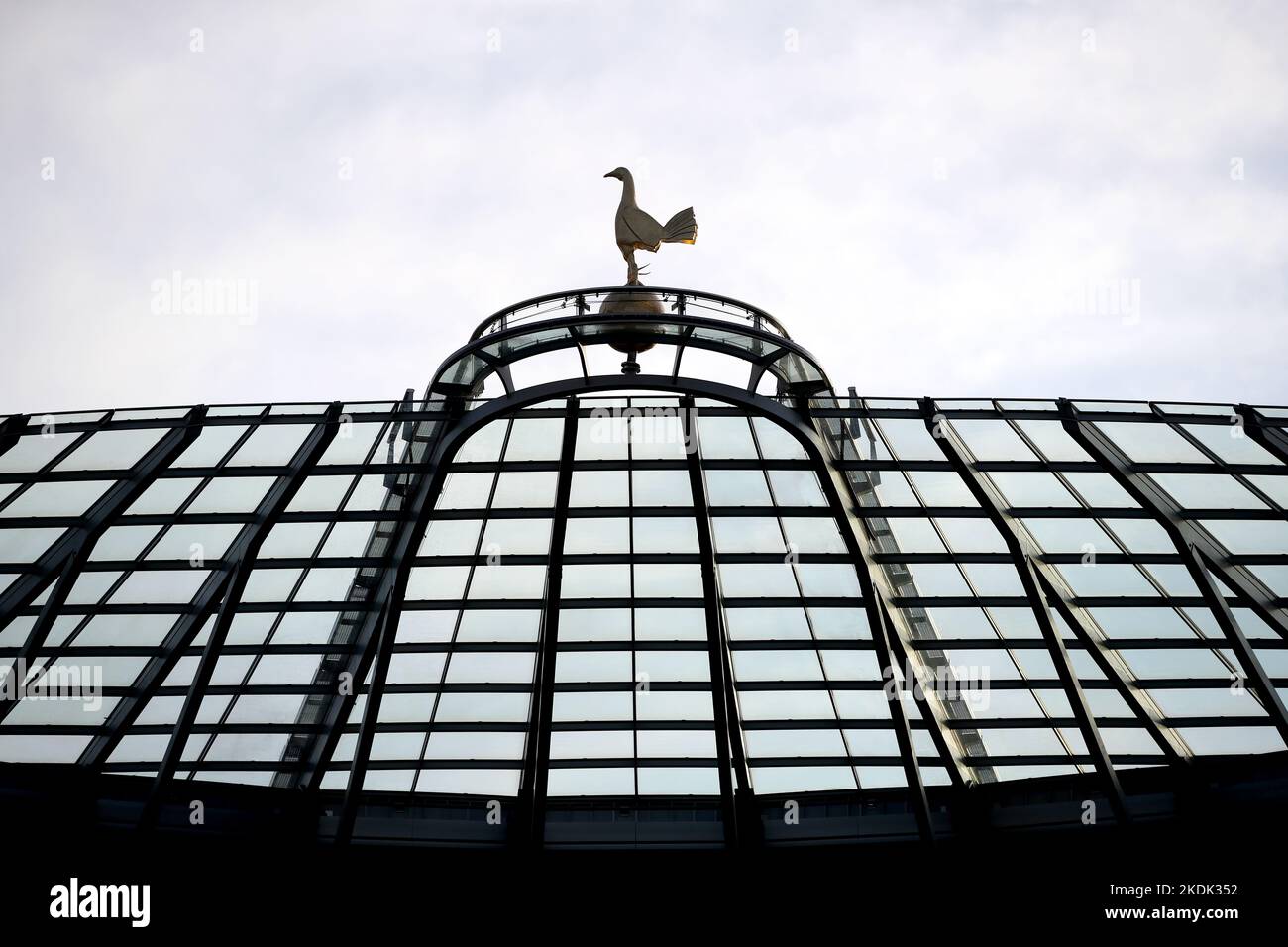 Aktenfoto vom 22-12-2019 des Tottenham Hotspur-Kamms im Tottenham Hotspur Stadium, London. Tottenham wurde in den letzten 16 der Champions League gegen den AC Mailand gezogen. Ausgabedatum: Montag, 7. November 2022. Stockfoto