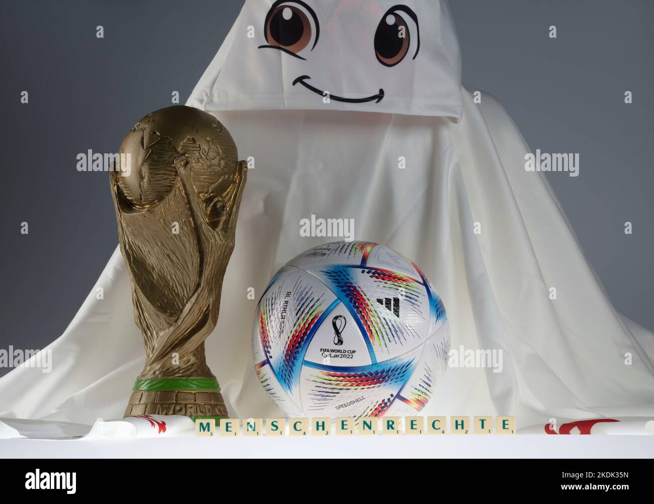 Dulmen, Deutschland. 24.. Mai 2022. firo : 05/24/2022 Fußball, FIFA Fußball-Weltmeisterschaft 2022, WM-Maskottchen Eine fliegende weiße Robe mit dem Namen La'eeb ist das offizielle Maskottchen für die Fußball-WM 2022 in Katar Doha das arabische Wort La'eeb bedeutet so viel, wie sehr talentierte Spieler. Mit Adidas 2022 Weltcup-Ball wird 'Al Rihla' Offizieller Match Ball mit The Scrabble Letters Menschenrechte versus Ausbeutung der Arbeiter in Katar Kredit: dpa/Alamy Live News Stockfoto