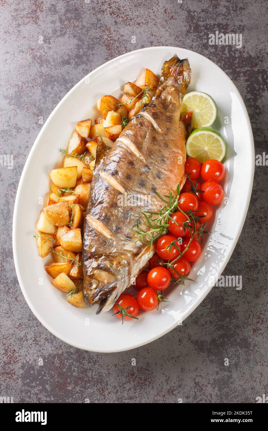 Gebackene ganze arktische Fischkoks, serviert mit gebratenen Kartoffeln ...