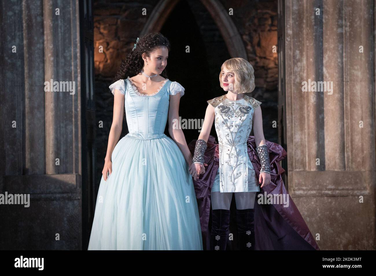 SOPHIA ANNE CARUSO UND SOFIA WYLIE IN DER SCHULE FÜR GUT UND BÖSE (2022) UNTER DER LEITUNG VON PAUL FEIG. Kredit: Universal Bilder / Netflix / Album Stockfoto
