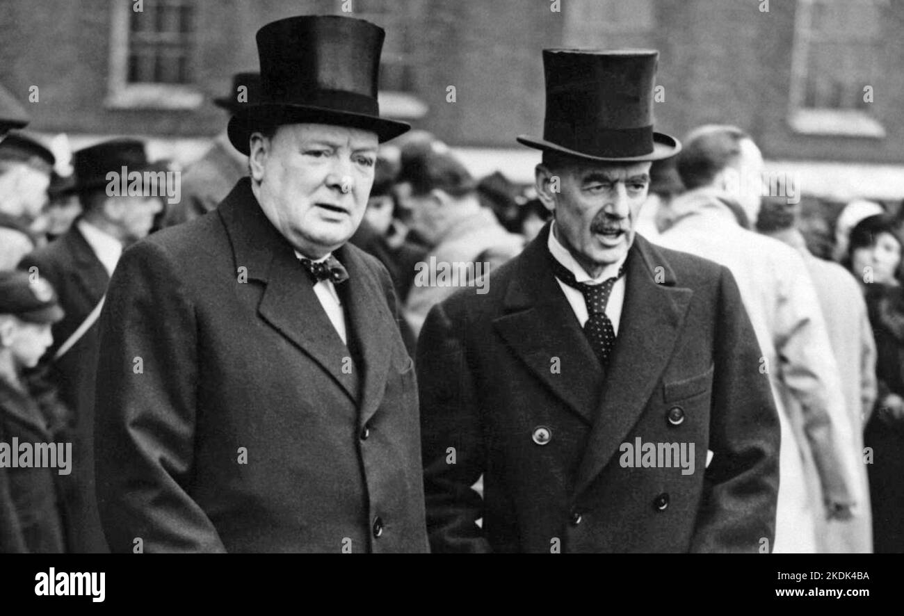 WINSTON CHURCHILL mit Neville Chamberlain im Jahr 1939, kurz bevor er Premierminister wurde. Stockfoto