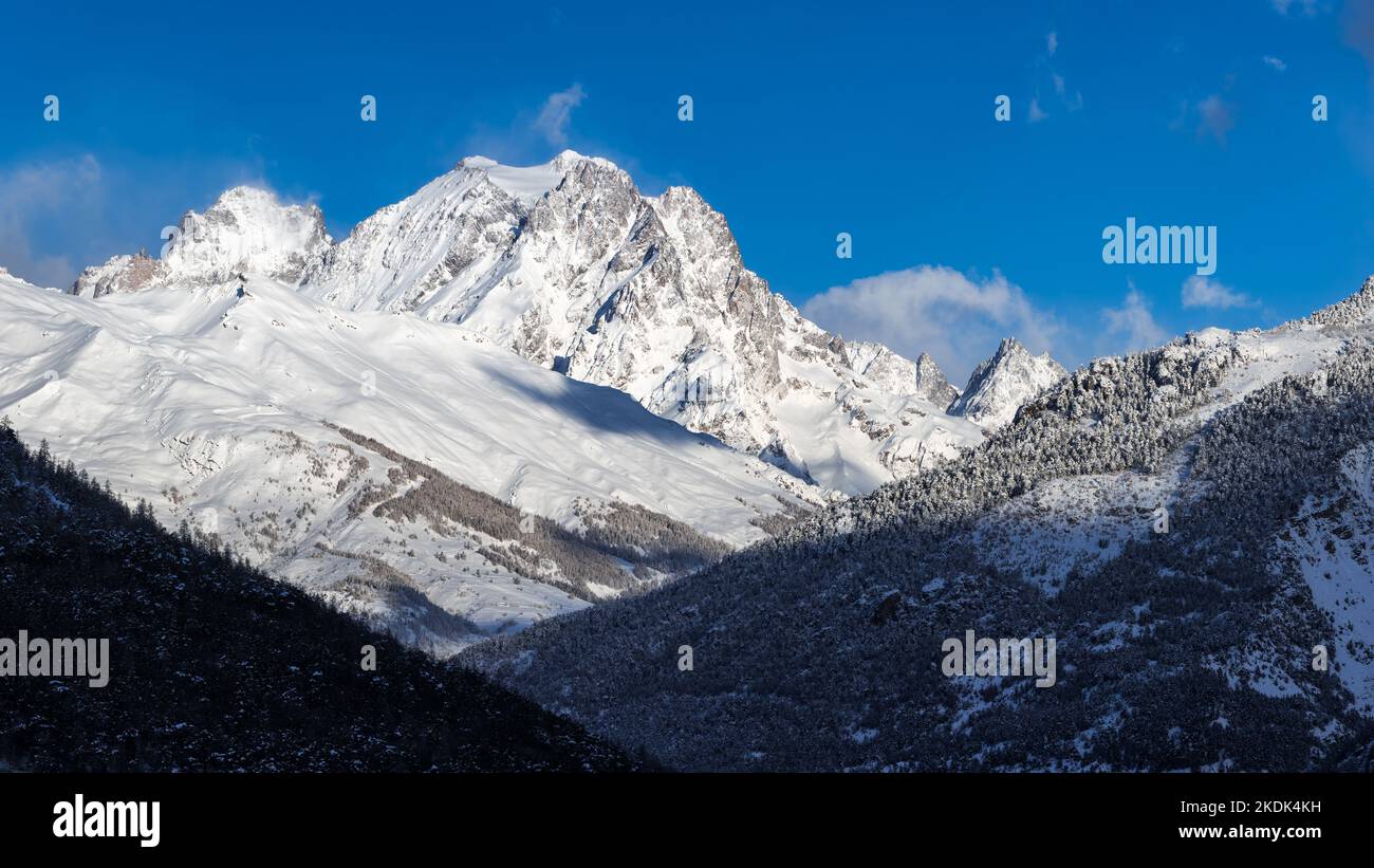 Mont Pelvoux Gebirge mit Gletschern im Ecrins Nationalpark im Winter. Oisans-Massiv in Hautes-Alpes (Alpen) Frankreich Stockfoto