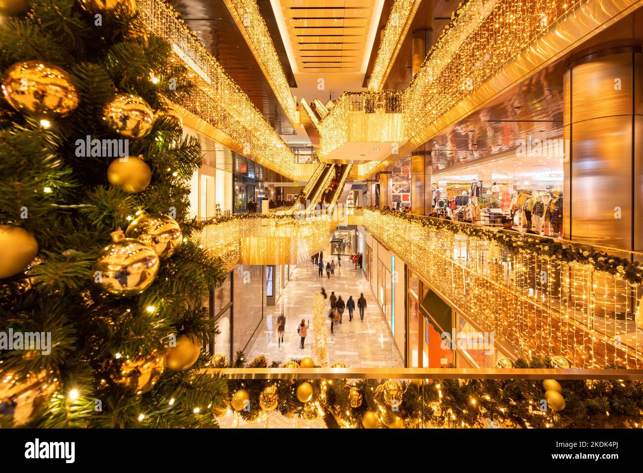 Hudson Yards Shopping Mall mit beleuchteten Weihnachtsdekorationen am Abend. Midtown Manhattan, New York City Stockfoto