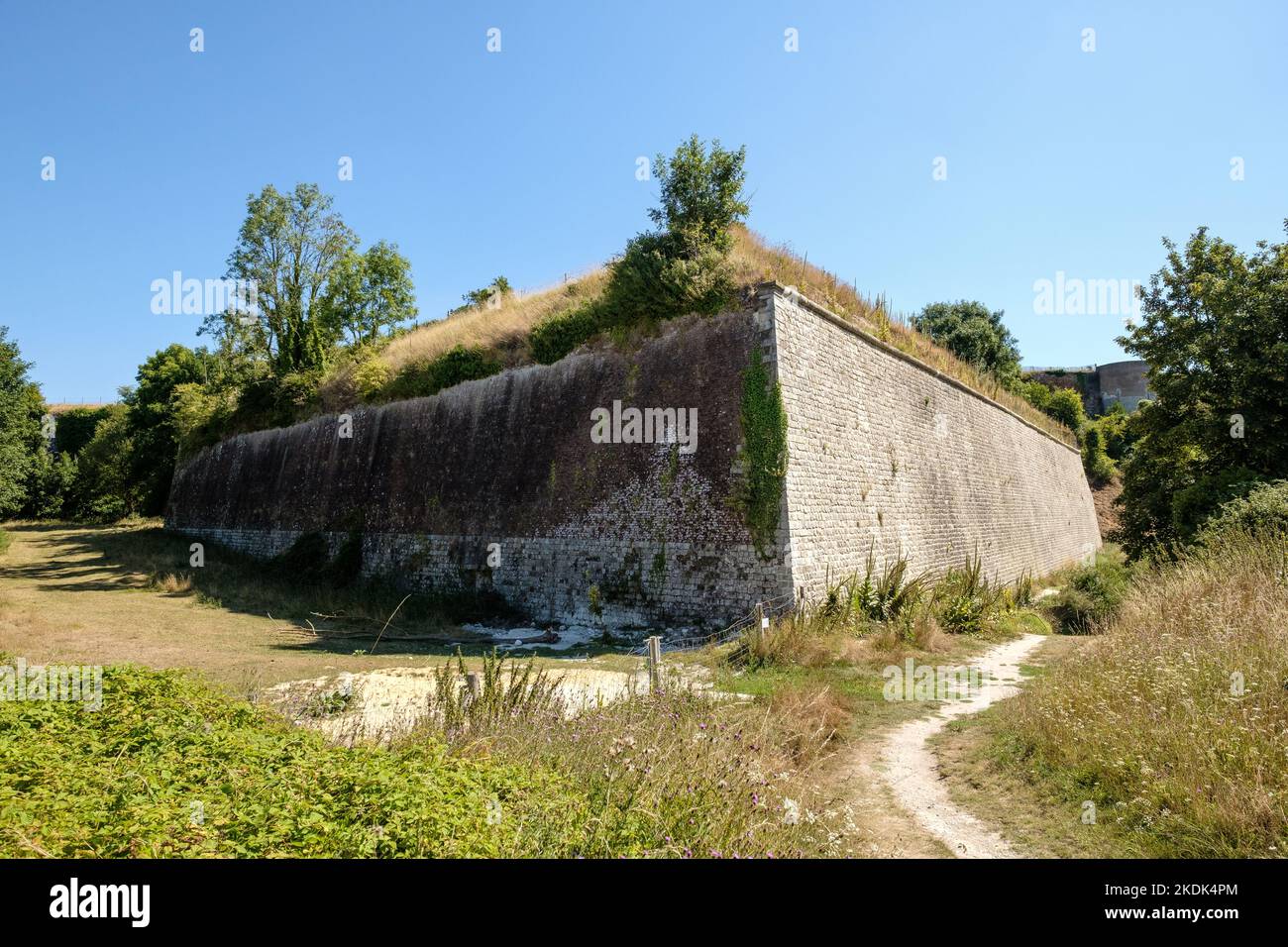 Die Mauern der westlichen Ecke der Zitadelle von Montreuil-sur-Mer, Hauts-de-France. Stockfoto