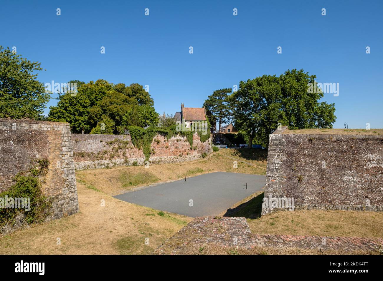 Der trockene Graben um die Zitadelle von Montreuil-sur-Mer, Hauts-de-France. Stockfoto