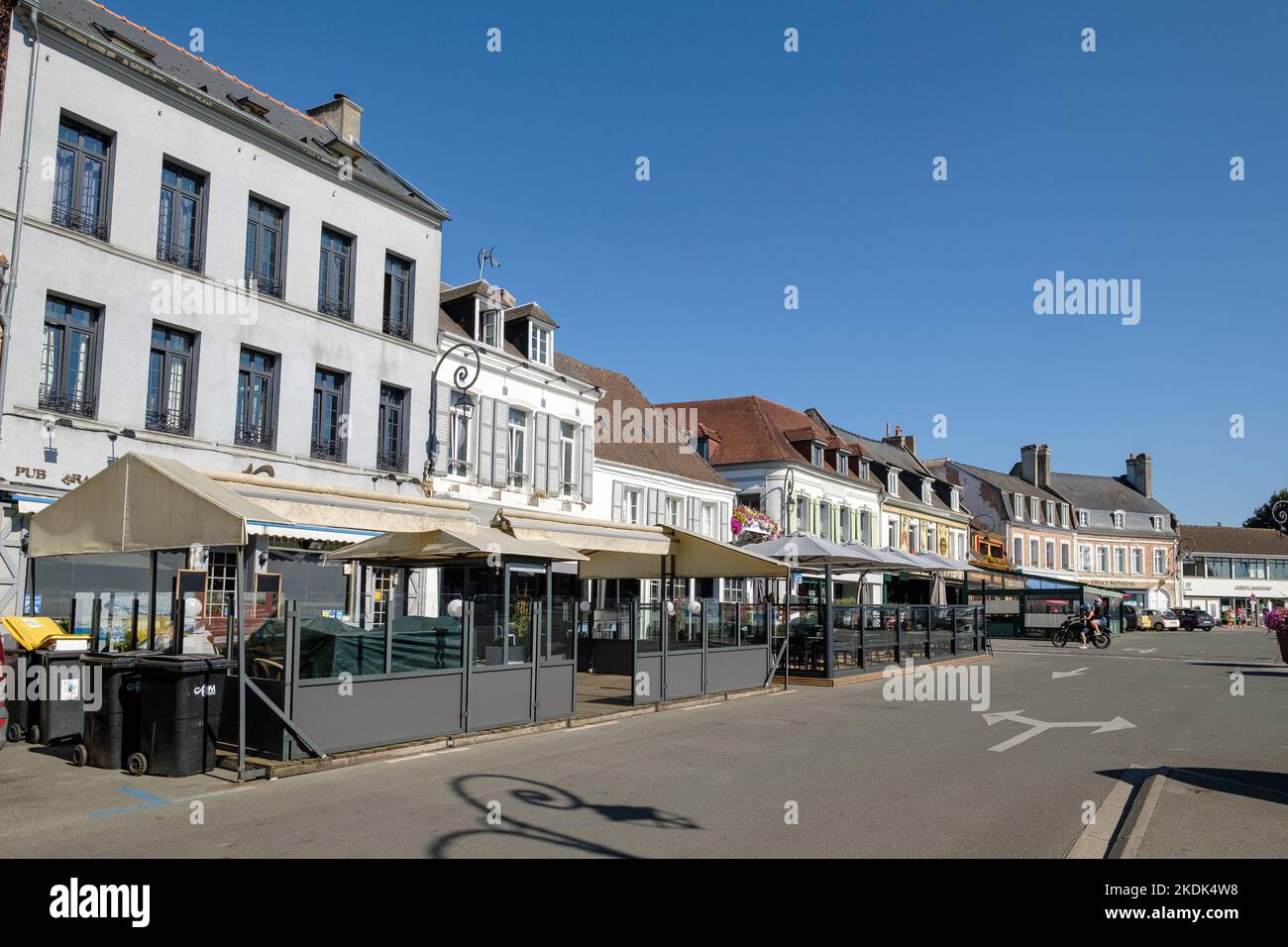 Cafés und Brasseries auf dem Place de Generale de Gaulle, Montreuil sur Mer, Frankreich Stockfoto