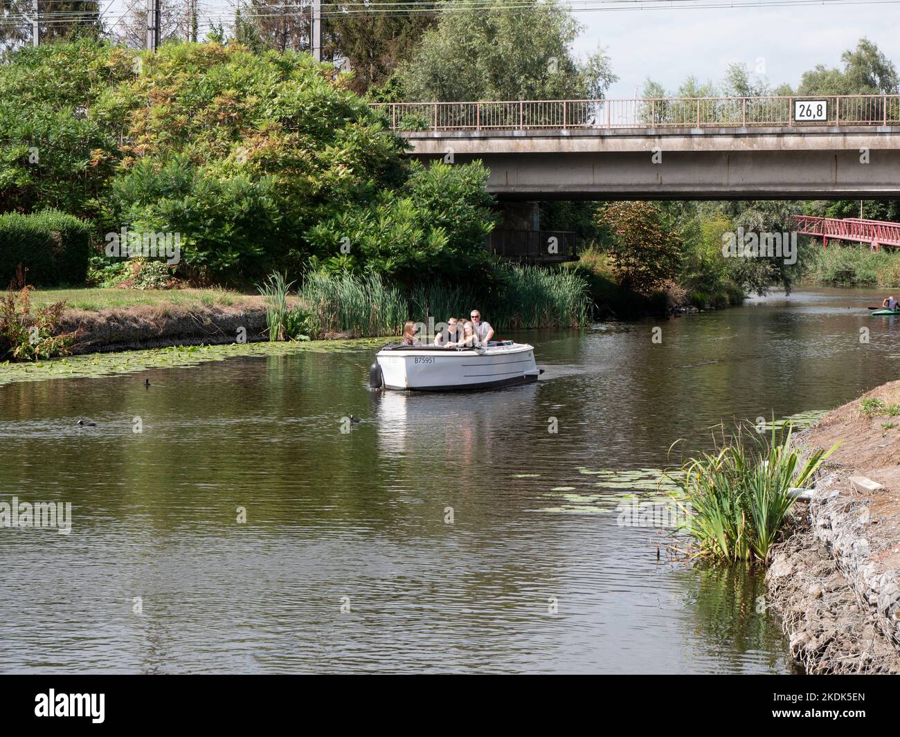 Lokeren, Belgien, 27. August 2022, Eine Familie mit ihren Kindern genießt eine Bootsfahrt auf dem Fluss Durme Stockfoto