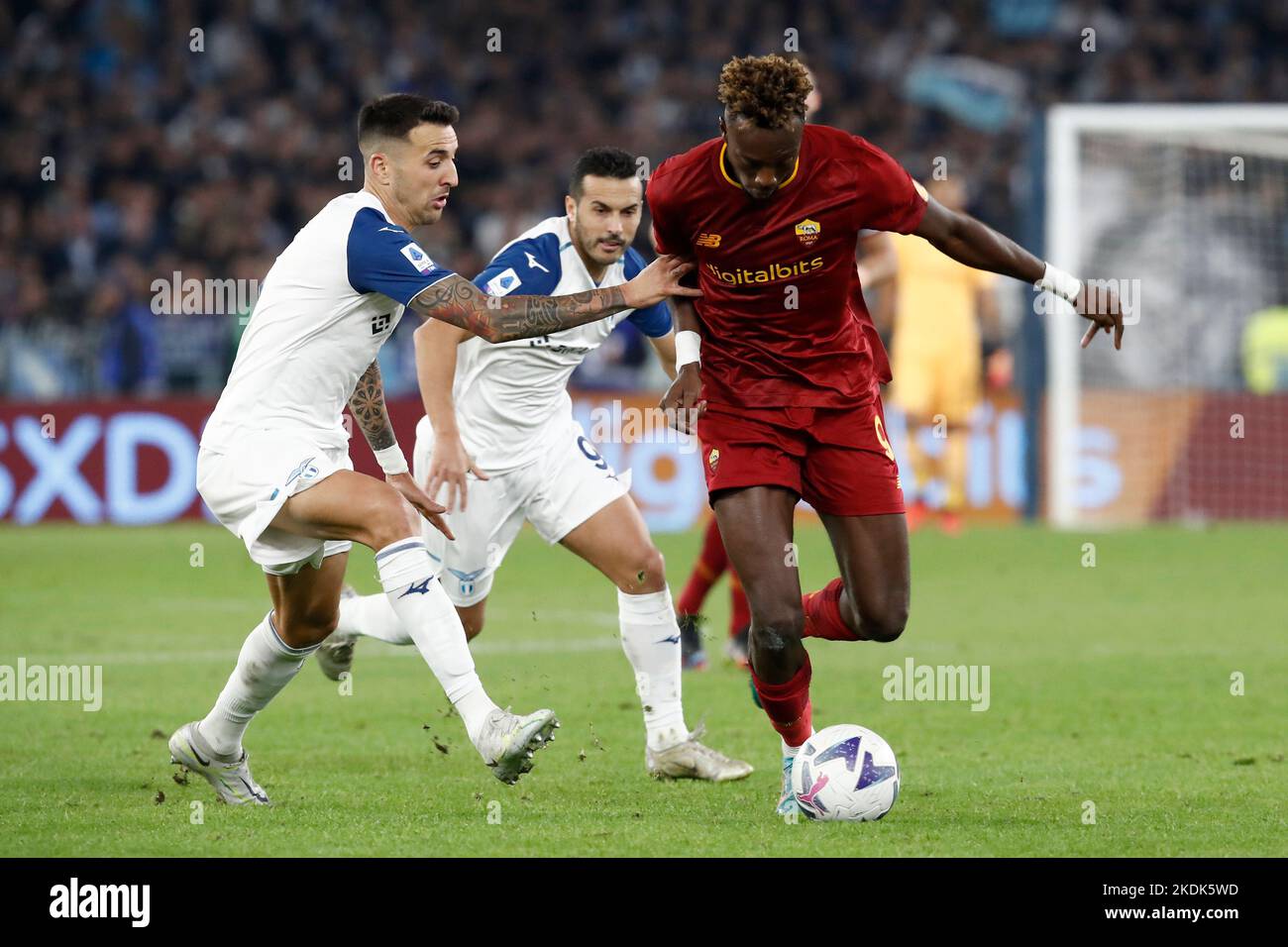 Rom, Italien. 06.. November 2022. Tammy Abraham von AS Roma, rechts, wird von Matias Vecino, Latium, während des Fußballspiels der Serie A zwischen Roma und Latium im Olympiastadion in Rom, Rom, Italien, am 6. November 2022 herausgefordert. Quelle: Riccardo De Luca - Bilder Aktualisieren/Alamy Live News Stockfoto