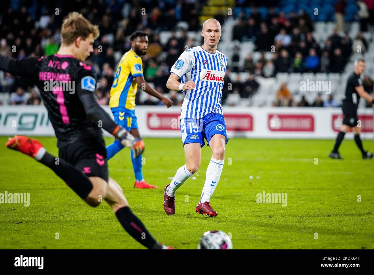 Odense, Dänemark. 06.. November 2022. Aron Elis Thrrandarson (19) von ob, gesehen während des Superliga-Spiels 3F zwischen Odense Boldklub und Broendby IF im Nature Energy Park in Odense. (Foto: Gonzales Photo/Alamy Live News Stockfoto