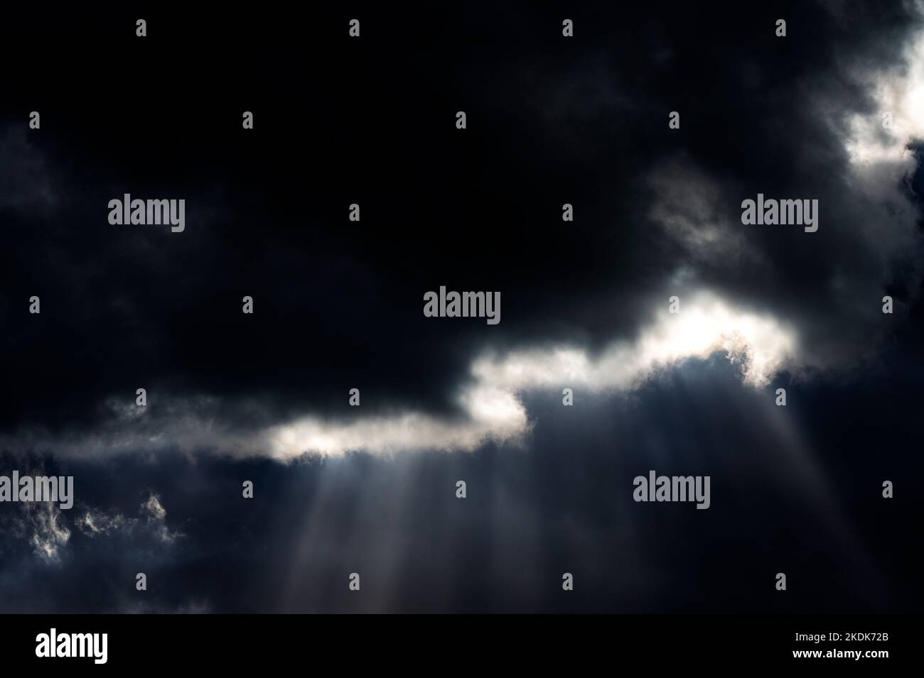 Brechen Sie in den Wolken Woodbridge Suffolk England Stockfoto