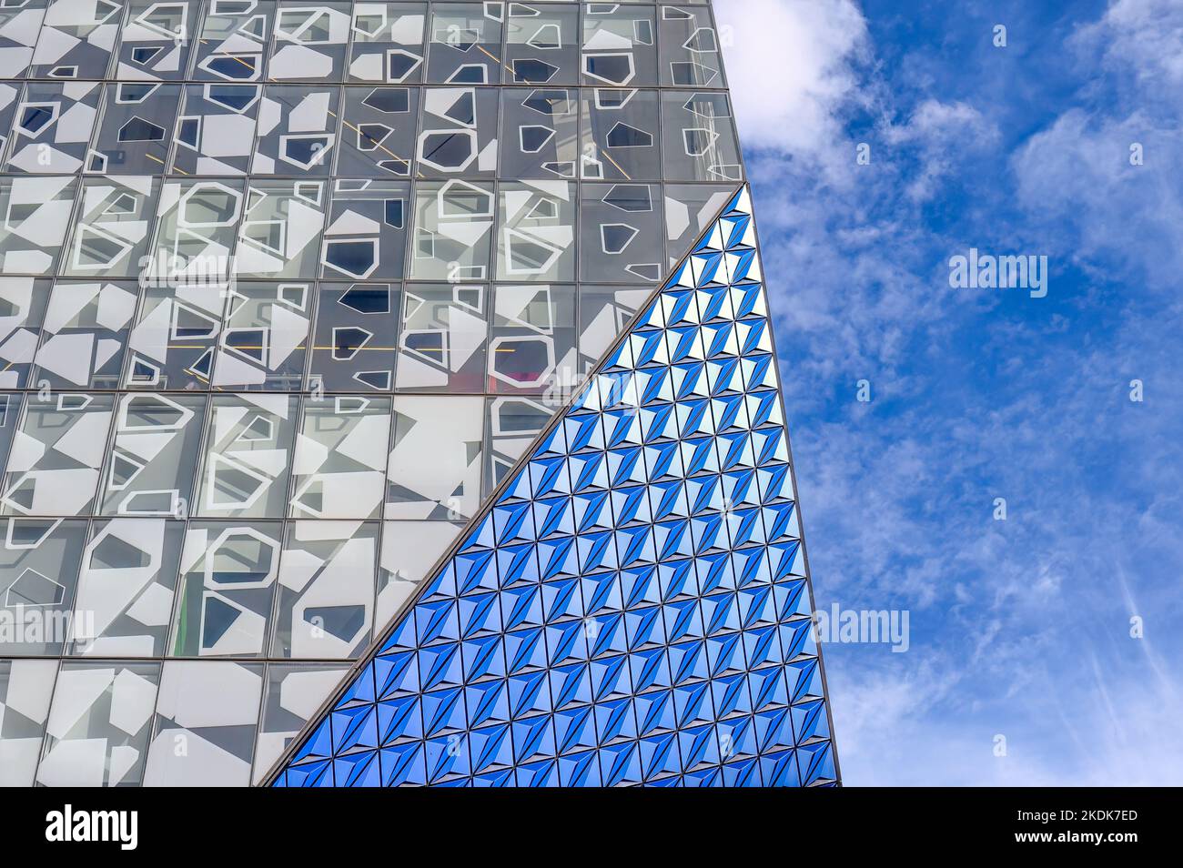 Toronto, Kanada - 5. November 2022: Architektonisches Detail des Studentenzentrums der Ryerson University. Es liegt in der Yonge St. im Stadtzentrum. Stockfoto