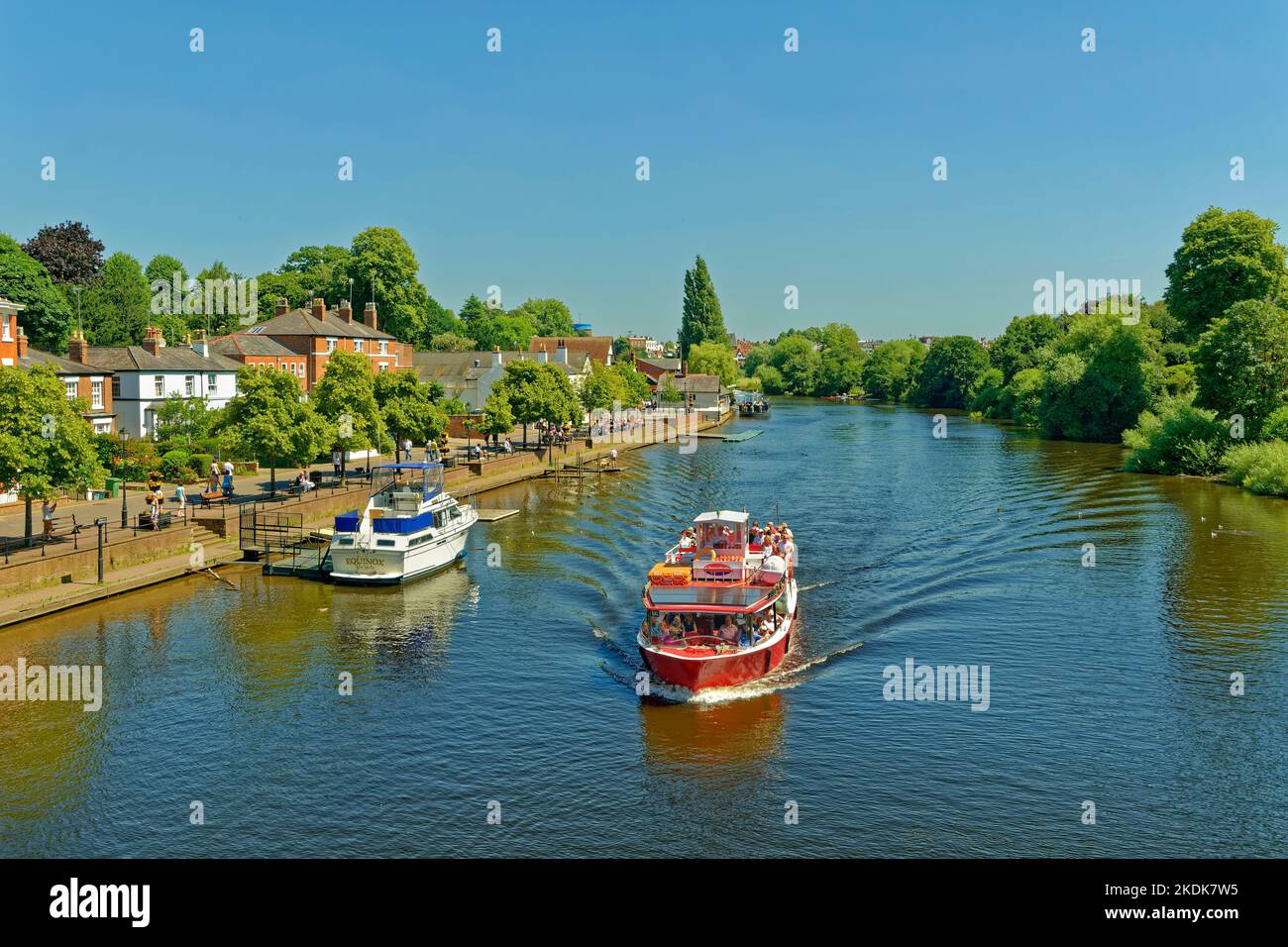 Sportboote auf dem Fluss Dee in Chester, der Grafschaftsstadt Cheshire in England. Stockfoto