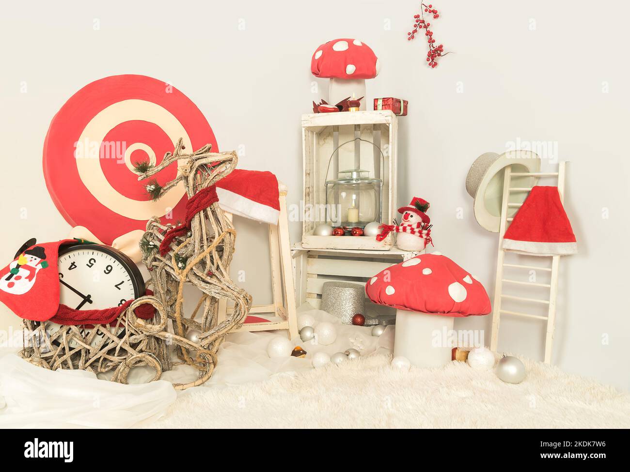 Weihnachtsdekoration mit einigen handgefertigten Objekten in weiß und rot. Stockfoto