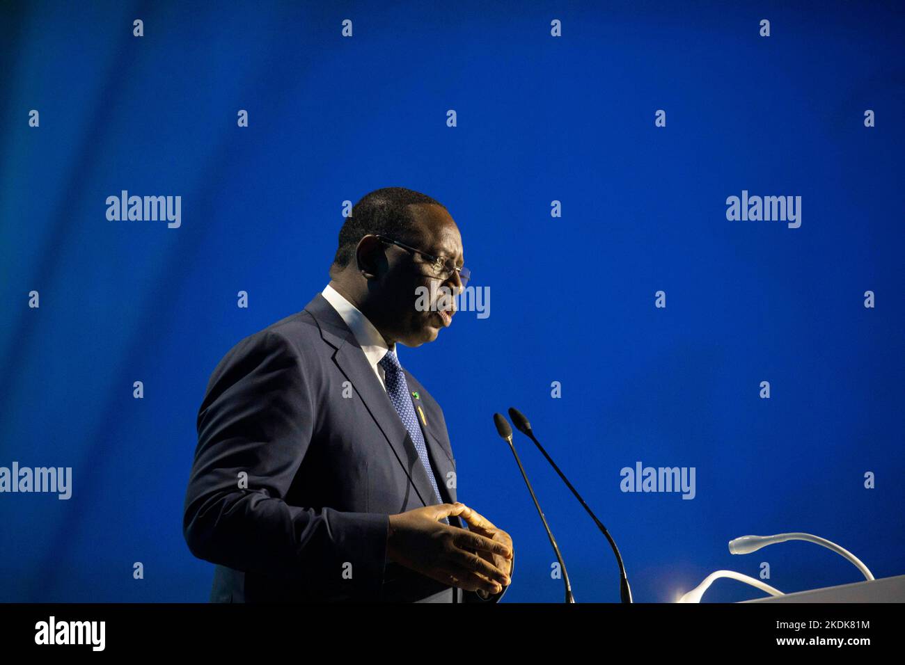 Sharm El Sheikh, Ägypten. 07.. November 2022. Der senegalesische Präsident und Vorsitzende der Afrikanischen Union, Macky Sall, hält seine Rede während der Eröffnung des hochrangigen Gipfels der UN-Klimakonferenz 2022 COP27 im International Convention Center. Kredit: Gehad Haddy/dpa/Alamy Live Nachrichten Stockfoto