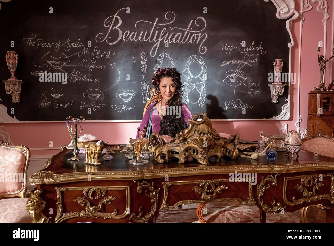 MICHELLE YEOH IN DER SCHULE FÜR GUT UND BÖSE (2022), REGIE PAUL FEIG. Kredit: Universal Bilder / Netflix / Album Stockfoto