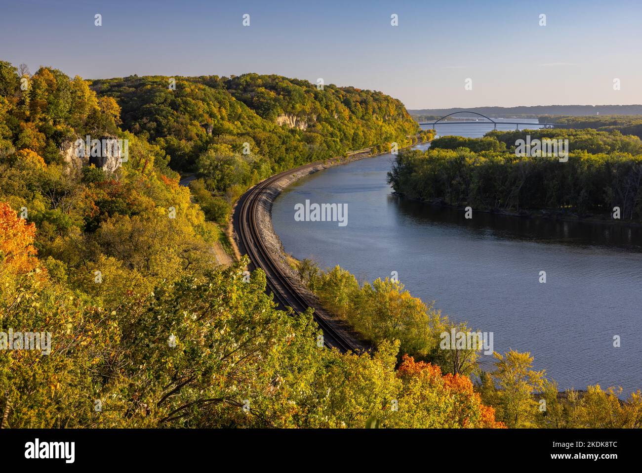 Mississippi River Und Railroad Tracks Malerische Herbstlandschaft Stockfoto