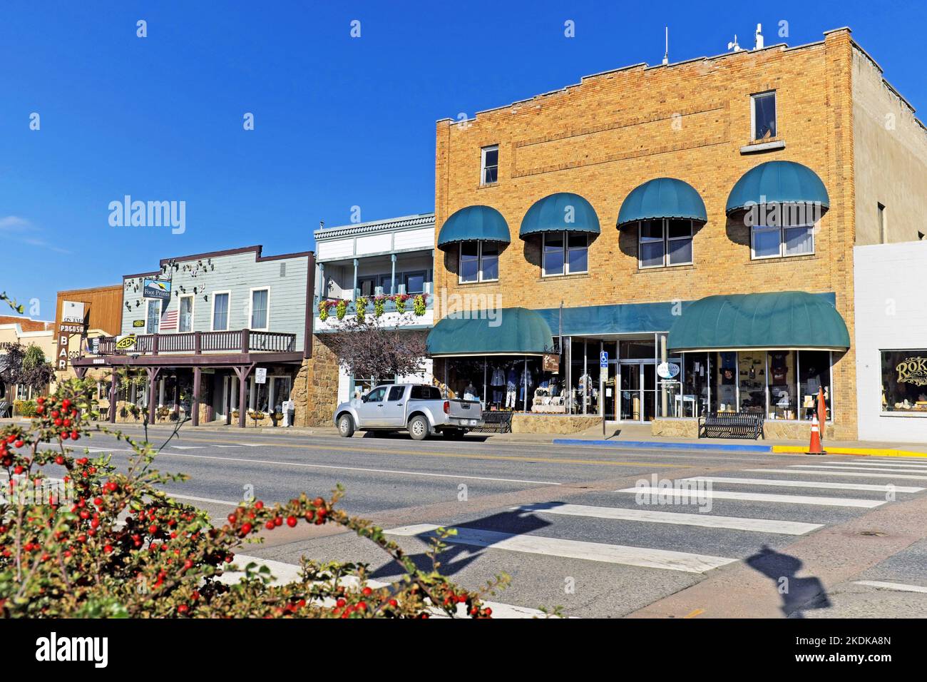 Pagosa Street, die Hauptstraße, die im September 2022 von kleinen Unternehmen gesäumt ist und durch die Innenstadt von Pagosa Springs, Colorado, führt. Stockfoto