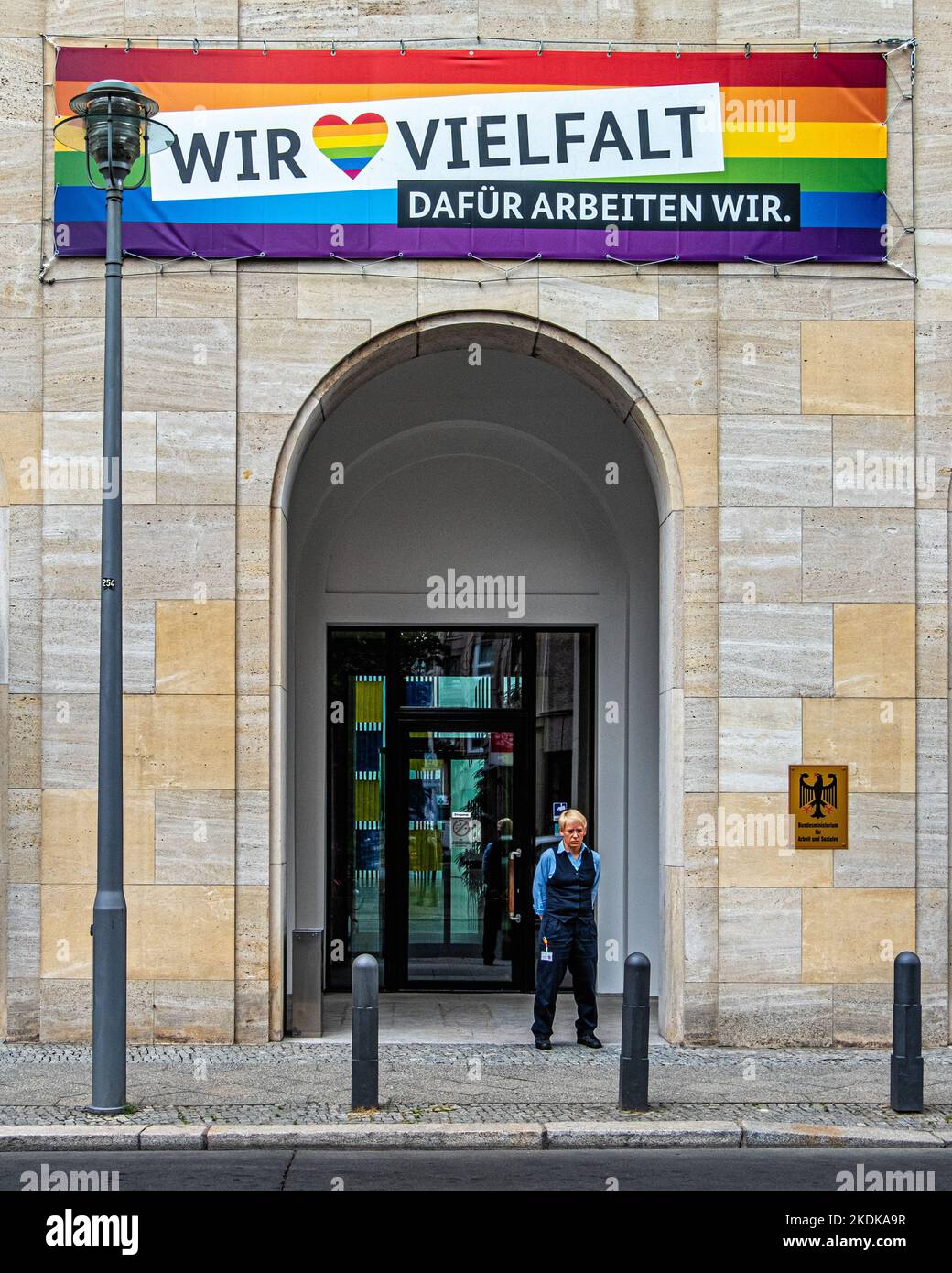 Bundesministerium für Arbeit und Soziales, Wilhelmstraße 49, Mitte, Berlin. Banner „Gay Pride Rainbow“ Stockfoto