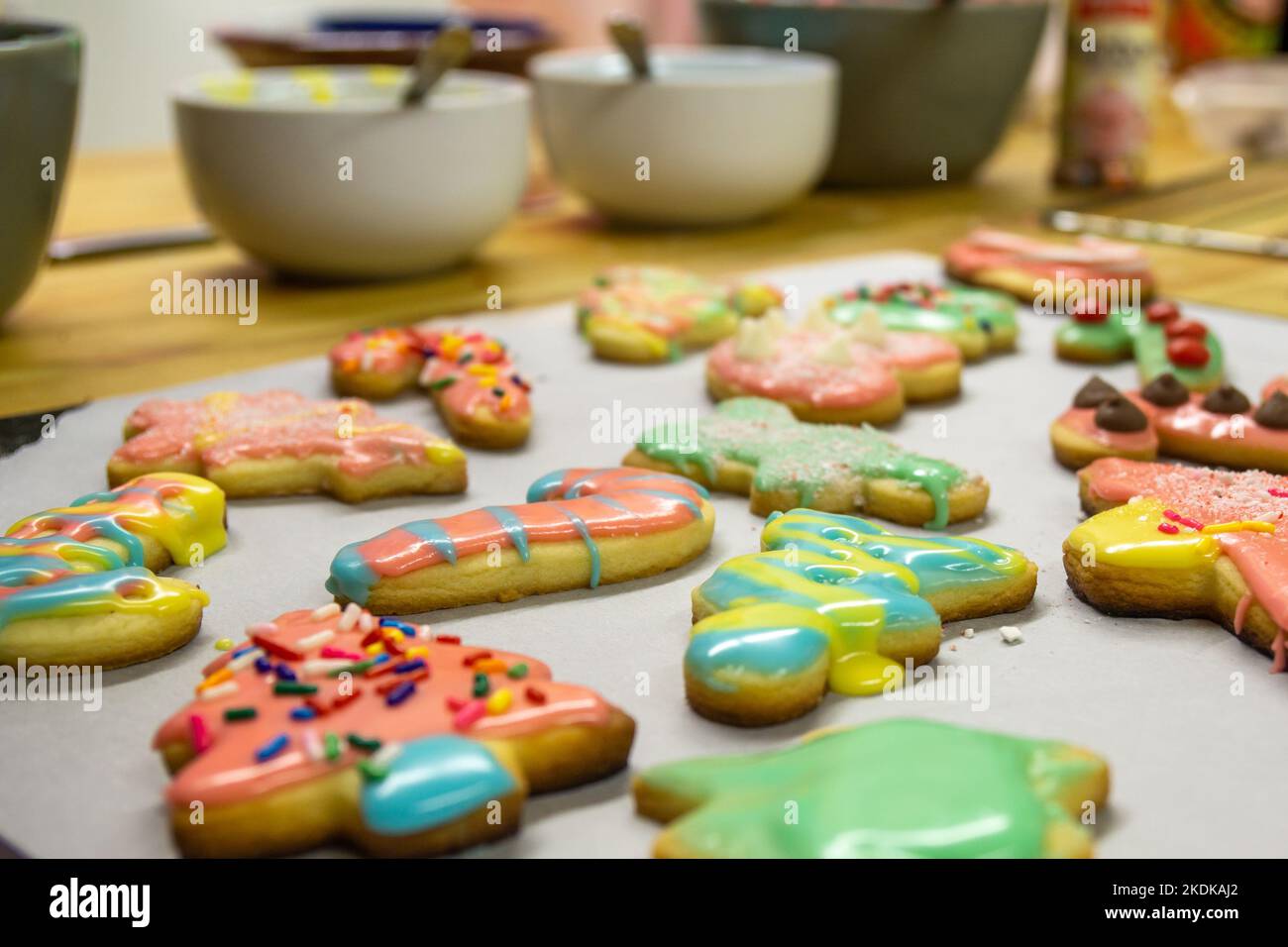 Dekorierte Weihnachtsplätzchen auf dem Tisch mit selektivem Fokus Stockfoto