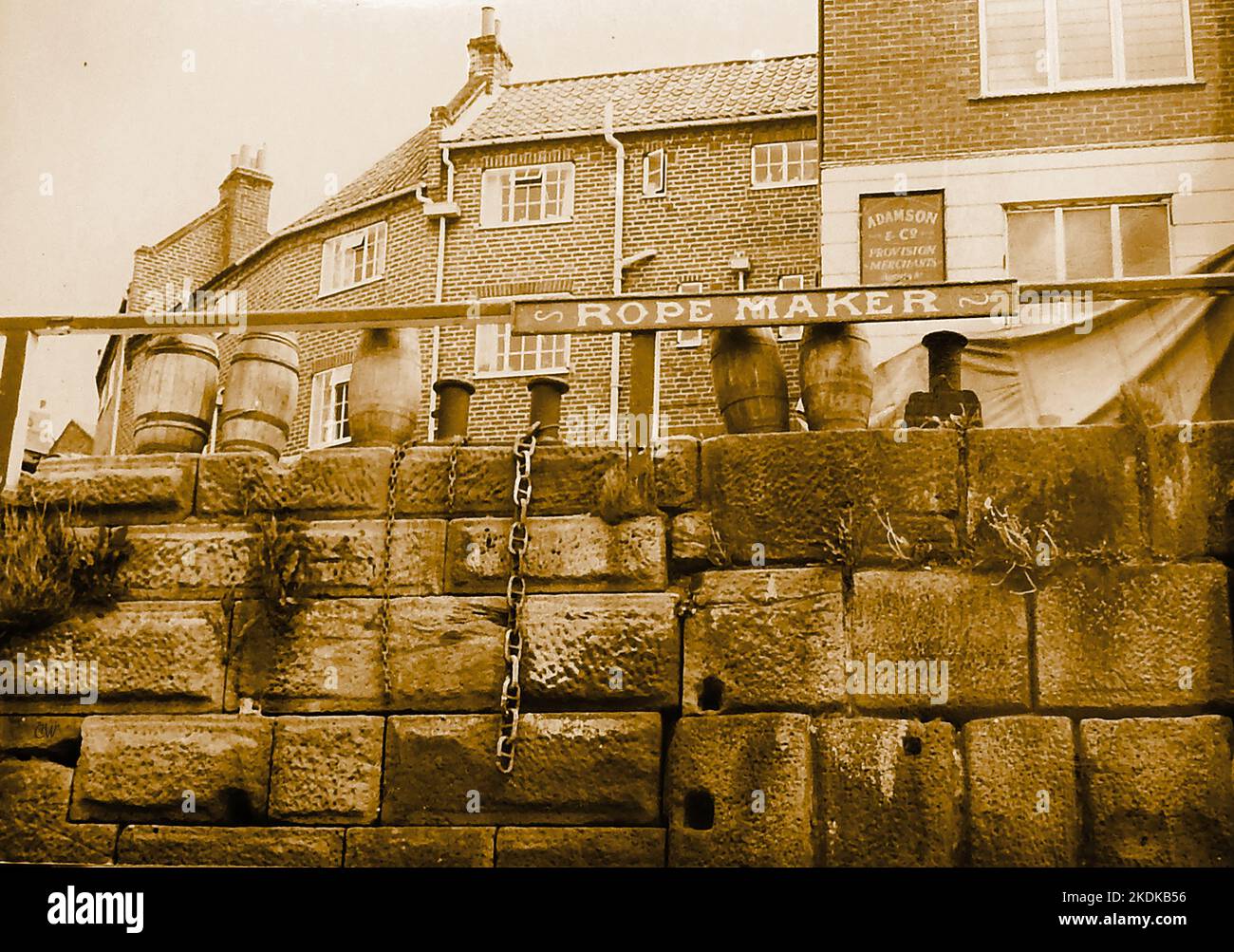 Seilmacher-Schild, Kette und alte Fässer. Tate Hill Pier, Whitby, Yorkshire. ((aus einem Film, der in der Stadt gedreht wird) Stockfoto